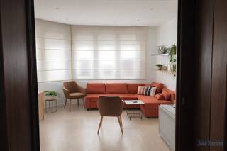 Ruim woonhuis met 10 plaatsen, 3 sanitaire units en koer.De woning is enkel verkoop als woonhuis.Ideaal voor inwonende kinderen of oudere persoon...