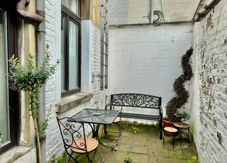 Elsene – Eengezinswoning omgevormd tot 5 studentenkoten, elk met kamer, kitchenette en eigen douche. Kleine binnenplaats, kelder en zolder. Ideaal investeringspand in een dynamische wijk.Gelegen in het hart van Elsene, profiteert deze woning van een topligging: vlak bij openbaar vervoer, station Etterbeek, universiteiten en met vlotte toegang tot de E411.Momenteel ingericht als studentenhuis, bestaande uit 5 aparte koten, elk met kamer, kitchenette en eigen douche.Een functioneel en aantrekkelijk pand, aangevuld met een kleine binnenplaats, kelder en zolder, dat een uitstekend verhuurpotentieel biedt.Perfect voor investeerders die op zoek zijn naar een interessant rendement in een van de meest levendige wijken van Brussel.Deze eigendom behoort tot een patrimoniumvennootschap met nog 2 studentenhuizen: Nonnemeersstraat 29, Gent en Abdisstraat 7, Gent. Het zijn de aandelen van deze vennootschap die verkocht worden.