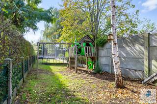 Aan het centrum van Sint-Kruis vinden we deze gerenoveerde woning met tuin. De woonst werd in 2024 vernieuwd en biedt verrassend veel...