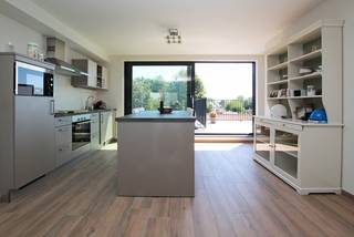 <strong>Recent appartement met lift en ruim terras op de tweede verdieping op centrale locatie in Wijnegem!</strong><br /><br />Dit appartement gelegen op de tweede verdieping omvat een riante leefruimte met open keuken, bergruimte, badkamer met inloopdouche, toiletruimte en één slaapkamer.<br /><br />Dit appartement heeft achteraan het gebouw een aangenaam zonneterras.<br /><br />In de huurprijs zit het gebruik van een fietsenstalling en autostaanplaats aan de buitenzijde van het gebouw inbegrepen. Tevens heeft u een grote kelderberging te uwer beschikking die toegankelijk is met de lift.<br /><br />Maandelijkse kosten: € 80/maand (minuterie, lift en onderhoud van de gemeenschappelijke delen).<br /><br />Pluspunten:<br />* zeer energiezuinig<br />* airco<br />* recent appartement met veel lichtinval<br />* zonneterras<br />* centraal gelegen nabij openbaar vervoer, winkels, scholen en grote invalswegen<br /><br />Voor meer informatie of een afspraak ter plaatse, surf naar onze website www.vbvastgoed.be en klik op de groene knop "Ik ben kandidaat".