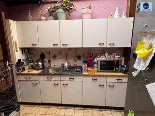 LEUKE WONING NABIJ CENTRUM NINOVERichtprijs : 199.000 euroDe woning heeft een ruime living met een open keuken.Achter de keuken is de badkamer...