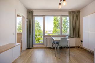Dit gezellig en lichtrijk appartement is ideaal gelegen aan de Gouverneurverwilghensingel in Hasselt, op een uitstekende locatie vlakbij het stadscentrum, winkels, openbaar vervoer en met een vlotte verbinding naar de autosnelweg.Het appartement bevindt zich in een gebouw van 1975 en werd in 2020 gerenoveerd. Met een bewoonbare oppervlakte van ca. 50 m² beschikt het over een aangename leefruimte met balkon, een ingerichte keuken, een slaapkamer met ruime, moderne inbouwkast en een badkamer.Extra troeven zijn de private garagebox en de praktische kelderberging, die zorgen voor extra comfort en opslagruimte.De ramen werden volledig vernieuwd in 2019.Het dak van het appartementsgebouw werd volledig vernieuwd in 2023.Dankzij de centrale ligging en het compacte, instapklare karakter is dit appartement ideaal als investering of voor eigen bewoning.Bestuursmaatregelen in het maatregelenregister: nee