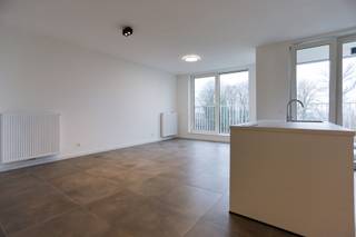 Dit appartement is gelegen op de 2de verdieping en heeft een inkomhal met gastentoilet, een lichtrijke woonkamer met een volledig geïnstalleerde...