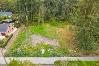 Te koop: bouwgrond voor open bebouwing te Villadreef, Tremelo, met een zuidelijke oriëntatie en op korte afstand van winkels en het centrum.<br /> <br />Deze bouwgrond biedt een uitstekende kans om uw droomwoning te realiseren in een natuurlijke omgeving, terwijl u toch geniet van alle voorzieningen die Tremelo te bieden heeft. Dankzij de zuidelijke ligging profiteert u van een zonnige tuin.<br /> <br />Stedenbouwkundige voorschriften:<br />• Eengezinswoning (open bebouwing)<br />• Max 2 volwaardige bouwlagen onder de kroonlijst<br />• Bouwdiepte gelijkvloers: 15m<br />• Bouwdiepte verdieping: 12m<br />• Afstand zijdelingse perceelsgrenzen 3m<br />• Bijgebouw toegelaten: Max oppervlakte 20m²  <br /> <br />Troeven:<br />• Bouwgrond voor open bebouwing m<br />• Zuidelijke oriëntatie van het perceel<br />• Vlakbij winkels en het centrum van Tremelo<br /> <br />Neem vandaag nog contact op met uw ERA-makelaar voor meer informatie of een bezoek.<br /> <br />JOUW DROOMGROND. ZO GEVONDEN!