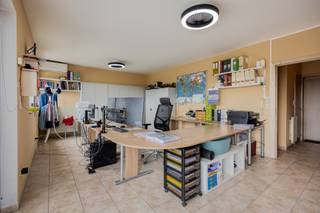 <p>Op zoek naar een rustig gelegen appartement met alle comfort binnen handbereik? Dit verzorgde appartement op de tweede verdieping van een kleinschalige mede-eigendom (zonder lift) biedt een ideale combinatie van ruimte, licht en een groene omgeving.</p><p>Via de inkomhal met apart gastentoilet en vestiaire komt u terecht in de aangename leefruimte. Aansluitend bevindt zich het zonnige terras met elektrische zonnetent, waar u in alle rust kunt genieten van een prachtig, open uitzicht op de landelijke omgeving. De open, volledig geïnstalleerde keuken zorgt voor een aangename verbinding tussen koken en wonen.</p><p>De nachthal geeft toegang tot twee volwaardige slaapkamers en een badkamer met ligbad en dubbele lavabo. Bovendien is het appartement uitgerust met airconditioning in meerdere ruimtes.</p><p>Daarnaast beschikt het appartement over een privatieve autostaanplaats voor één wagen.</p><p>Dit appartement maakt deel uit van een kleinschalige mede-eigendom zonder maandelijkse lasten. Hoewel de ruimte momenteel als bureau is ingericht, betreft het officieel een erkend appartement.</p><p>Dankzij de gunstige ligging bevinden openbaar vervoer (bus en metro), winkels en het centrum van Vlezenbeek zich op korte afstand, waardoor u geniet van een ideale combinatie van rust en bereikbaarheid.</p><p>Interesse? Plan uw bezoek eenvoudig via de website van Living Stone.</p>