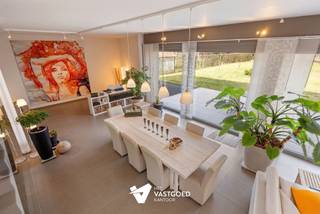 <p><span>Prachtige, ruime en energiezuinige woning op mooi perceel</span></p><p><span> </span></p><p><span>Belangrijkste troeven:</span></p><p><span>- Prachtige, ruime woning met uitzonderlijke leefruimtes</span></p><p><span>- Unieke leefruimte: 3,60m hoog plafond en enorm veel natuurlijk licht dankzij grote glaspartijen</span></p><p><span>- Leefruimte biedt ruimte voor oa zithoek, eetkamer, bureauruimte...</span></p><p><span>- Aansluitend is er de open leefkeuken met extra eet-/zithoek</span></p><p><span>- 3 slaapkamers en 2 badkamers</span></p><p><span>- 1 slaapkamer is voorzien van dressing en ensuite badkamer</span></p><p><span>- Zeer praktische indeling met oa dubbele inpandige garage</span></p><p><span>- Mooie kelderruimte, ideaal als bvb hobbyruimte</span></p><p><span>- 30 zonnepanelen met nog opbrengst groenestroomcertificaten van ca 1.750€/jaar!</span></p><p><span>- Extra's: domotica, screens, airco, vloerverwarming, laag energieverbruik (ca 86€/maand), ...</span></p><p><span>- Knap perceel van 1.482m2 met terras en zwemvijver</span></p><p><span>- Ideale ligging: rustig gelegen en goed bereikbaar</span></p><p><span> </span></p><p><span>Bekijk zeker ook de 3D virtuele rondleiding en de grondplannen met de afmetingen. Zo krijgt u van thuis uit al een perfect beeld van wat deze woning te bieden heeft!</span></p><p><span>Wenst u meer info of een vrijblijvende bezichtiging, contacteer dan ons kantoor op het nummer 014 39 99 99 en wij helpen u graag verder.</span></p>