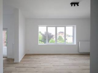 Een bezoekmoment aanvragen kan via onze website: https://vicusvastgoed.be/nl/te-huur <br />Ga naar het respectievelijke pand en klik op ‘bezoek aanvragen’. <br />Na invullen van ‘mijn huurprofiel’ koppelen wij spoedig terug. <br /><br />Niet bellen<br />Geen cohousing!<br /><br />Deze gerenoveerde woning is gelegen in de August van Geerstraat en biedt een ideale combinatie van modern comfort en stijlvolle afwerking.<br /><br />Bij binnenkomst betreedt u een ruime inkomhal voorzien van een apart toilet. <br />De ruime leefruimte geniet van uitstekende lichtinval dankzij de grote ramen. <br />De volledig uitgeruste keuken is voorzien van hoogwaardige SIEMENS toestellen, waaronder een vaatwasser, inductiekookplaat, oven en dampkap. <br />Aangrenzend aan de keuken bevindt zich een praktische berging, ideaal voor extra opslagruimte. <br /><br />Het appartement beschikt over twee slaapkamers met moderne badkamer voorzien van alle nodige comfort. <br />Deze woning is perfect voor wie op zoek is naar een instapklare en moderne woning <br /><br />HUURPRIJS: 985 euro <br />gemeenschappelijke kosten: 60 euro <br />forfait zonnepanelen: 75 euro
