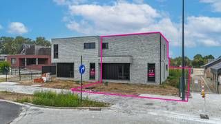 <p>Moderne casco woning met 3slpks en bureauruimte in Boekt! Aankoop gebeurt onder 12% registratierechten i.p.v. 21% BTW!<br /><br />Ontdek deze eigentijdse nieuwbouwwoning in het rustige en residentiële Boekt – een strakke architectuur gecombineerd met duurzame materialen en veel ruimte voor eigen invulling.</p>
<p>Deze casco woning biedt reeds een solide basis met doordachte indeling en hoogwaardige voorbereiding voor verdere afwerking. Bij het binnenkomen word je verwelkomd in een ruime inkomhal met gastentoilet, en meteen rechts bevindt zich een polyvalente ruimte – ideaal als bureau of praktijkruimte voor vrij beroep.</p>
<p>De woonkamer met open keuken zorgt voor een aangenaam gevoel van ruimte en licht. Dankzij het open concept kan deze ruimte naar eigen smaak ingericht worden als het warme hart van de woning.</p>
<p>Op de verdieping vinden we drie zeer ruime slaapkamers, waarvan één voorzien is van een aansluitende dressing. Daarnaast is er een volwaardige badkamer én een aparte berging/technische ruimte, wat zorgt voor extra comfort en praktische opbergruimte.<br /><br />Gelegen in het hart van Boekt, vlak naast de lagere school en op een steenworp van de E314, biedt deze woning een perfecte combinatie van kindvriendelijkheid en bereikbaarheid. Een rustige, groene buurt met alles binnen handbereik; ideaal voor gezinnen en zelfstandigen.<br /><br />Pluspunten;<br />- Aankoop aan 12% registratierechten i.p.v. 21% BTW!<br />- Casco woning met mogelijkheid tot afwerking op maat, in samenspraak met de bouwheer!<br />- 3 tot 4 slaapkamers met dressing!<br />- Bureau of polyvalente ruimte op het gelijkvloers, ideaal voor vrije beroepen!<br />- Strakke, moderne architectuur met duurzame materialen!<br />- Aircoleidingen zijn reeds voorzien!</p>
Interesse? Contacteer ons voor een bezichtiging of meer info over afwerkingsmogelijkheden op het nummer 078/78.78.70 of spring gerust binnen in ons kantoor, altijd welkom!