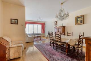 <p>Gelegen op een uitstekende en <strong>centrale locatie </strong>in het centrum van Lier vindt u dit op te frissen, <strong>gelijkvloerse </strong>appartement met <strong>2 slaapkamers </strong>en een bewoonbare oppervlakte van 86 m². Bij het betreden van het appartement komt u in de inkomhal, die toegang biedt tot de verschillende ruimtes. De lichtrijke leefruimte biedt toegang tot de geïnstalleerde keuken. Deze is uitgerust met toestellen, waaronder een koelkast met vriesvak, keramische kookplaat, dampkap, oven, spoelbak en tal van ingemaakte kasten. Verder bereikt u via de hal de volledig ingerichte badkamer, voorzien van een ligbad met douche functie, lavabomeubel. Apart toilet. Daarnaast beschikt het appartement over twee ruime slaapkamers, waarvan de kleine slaapkamer beurt toegang geeft tot het zonnige en ruime terras aan de achterzijde. Het appartement beschikt ook nog over een <strong>externe garagebox</strong>.</p><p>Extra troeven: <br />- <strong>EPC: 252 kWh/m²</strong> (C-score → <strong>GEEN</strong> renovatieverplichting) <br />- garagebox inbegrepen! <br />- Centrale ligging op wandelafstand van winkels, horeca en openbaar vervoer<br />- Woongebied, Gvkr, verdere stedenbouwkundige informatie in aanvraag. <br />- Maatregelenregister in aanvraag</p><p>Voor meer info ga naar www.coenenvastgoed.be of bel 03/375.82.92</p>