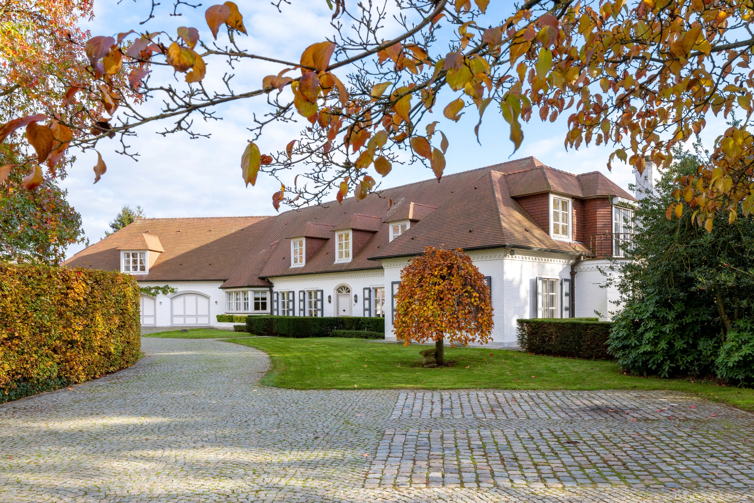 Stylish, high-quality villa of 1008m² located on a plot of 6709m² within walking distance of the city center of Maaseik. - photo 2