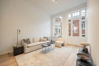 <p><span><span>Wonen met charme, klasse en een vleugje grandeur</span></span></p><p><span><span>Een gebouw dat niet alleen gezien mag worden, maar ook één met een architecturale air. Hier ademt de gevel art nouveau, kom je binnen in een authentieke hal, heb je hoge plafonds. Een woning met geschiedenis en een verhaal, en dit in een modern jasje.</span></span></p><p><span><span>Welkom in de geliefde Markgravewijk, een levendige buurt met standing waar architecturale parels, het stadsleven en de rust hand in hand gaan. Parken zijn hier om de hoek, het hipste restaurant van 2025, Cobrahouse is je nieuwe go to en één van de beste bakkers in Antwerpen, Domestic, ligt op wandelafstand. Dit in combinatie met een top bereikbaarheid is een match made in heaven.</span></span></p><p><span><span>Waarom je hier wil wonen</span></span></p><ul><li><span><span>Elegante architectuur en volledig gerenoveerd gebouw (ontworpen door Jules Dries, 1910)</span></span></li><li><span><span>Veel lichtinval en prachtige hoge plafonds</span></span></li><li><span><span>Terras en balkon met zicht op het park</span></span></li><li><span><span>Twee volwaardige slaapkamers met een aangenaam ruimtegevoel</span></span></li><li><span><span>Centrale ligging</span></span></li><li><span><span>Instapklaar</span></span></li></ul><p><span><span>Op de eerste verdieping van het gebouw vinden we het appartement met 2 slaapkamers. Een mooie leefruimte met toegang naar het balkon aan de straatkant. De eetkamer ligt in het verlengde van de leefruimte en kan je afscheiden met de dubbele deur. Een open keuken, voorzien van alle toestellen (Miele – Samsung), met toegang naar het terras aan de achterzijde met zicht op groen. In de nachthal is er een gastentoilet en berging met aansluiting voor wastoestel en droogkast.</span></span></p><p><span><span>De masterbedroom heeft een ensuite dressing en badkamer aan de achterzijde. De 2<sup>de</sup> kamer ligt aan de voorzijde van het appartement en is perfect als hobbykamer, gastenkamer of bureau.</span></span></p><p><span><span>Interesse? Wacht niet te lang en maak je afspraak via </span></span><span><span>www.sinjoor.be</span></span><span><span> of 03 283 05 00.</span></span></p>