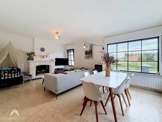 <p>Deze charmante woning combineert 3 volwaardige slaapkamers, een ruime tuin en een grote garage met heel wat praktische opbergruimte.</p>
<p>Via de inkomhal komt u rechtstreeks in de leefruimte. Aansluitend bevindt zich de geïnstalleerde keuken, met aansluitend een handige was- en bergruimte. Op het gelijkvloers vindt u eveneens de badkamer, uitgerust met een bad, wastafelmeubel en toilet.</p>
<p>Een van de grote troeven van de woning is zonder twijfel de ruime tuin, waar u op verschillende momenten van de dag van de zon kunt genieten. Achteraan het perceel bevindt zich bovendien een grote garage met extra opslagruimte op de verdieping.</p>
<p>Op de eerste verdieping zijn er drie volwaardige slaapkamers. Nog meer bergruimte nodig? Ook de zolder biedt bijkomende opslagmogelijkheden. Tot slot beschikt de woning over parkeergelegenheid voor 3 wagens aan de voorzijde.</p>
<p>Een praktische en charmante woning met heel wat mogelijkheden, zowel binnen als buiten!</p>
<p>Troeven:</p>
<ul>
<li>Energiezuinig</li>
<li>Rustige ligging</li>
<li>Veel parkeermogelijkheid</li>
<li>Grote tuin</li>
</ul>
<p>Bezoekweekend op 3 en 4 oktober maak hier uw afspraak: https://calendly.com/stefaniedumortier/30min</p>
<p>Deze woning is te koop ZONDER makelaar via het concept van Smart Houses! Wenst u verdere inlichtingen of een bezoek? Contacteer rechtstreeks de eigenaar via +32477322564 (liefst via whatsapp)</p>