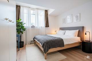 We Invest stelt u deze karaktervolle en authentieke herenwoning in Schaarbeek voor.De hoge plafonds, grote ramen, sierlijsten en het authentieke...