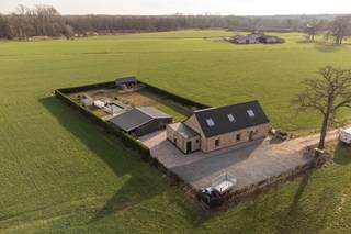 INDELINGGELIJKVLOERSInkomhal met vestiaireruimte en omvormer van de zonnepanelen. Toiletruimte. Woonkamer met sierhaard en bureauruimte. Keuken...