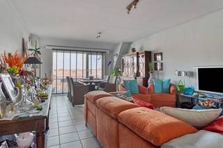 2 slaapkamers en een garagebox maken het plaatje af…Dit mooi appartement is gelegen in een klein appartementsblok. Dat zorgt voor de nodige rust. De...