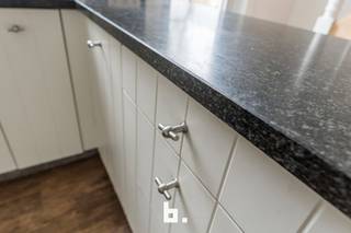 Ontdek deze charmante gezinswoning met zeer veel potentieel en leuke tuin te Oostnieuwkerke!Indeling:Gelijkvloers: ruime, lichtrijke leefruimte met...