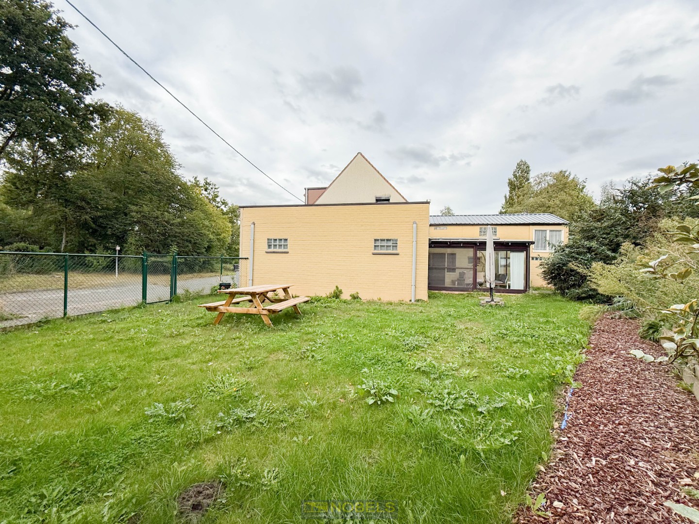 Te koop, instapklare starterswoning met tuin, garage en veranda in vlot bereikbaar Zwijnaarde - photo 2