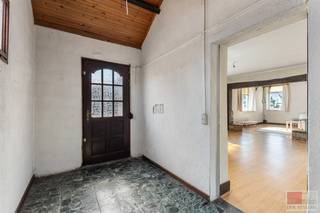 Volledig te renoveren woning op een perceel van 363 m², ideaal gelegen. Aan de voorzijde geven de houten luiken het pand extra karakter, terwijl ook binnen de authentieke elementen bewaard zijn gebleven. Een unieke opportuniteit voor de handige doe-het-zelver die deze woning wil omvormen tot een echt pareltje.<br /><br />Het pand ligt op een uitstekende locatie langs de verbindingsweg tussen Lanaken en Maastricht. Alle dagelijkse voorzieningen zoals winkels, scholen en horeca zijn dichtbij. Daarnaast zijn natuurgebieden zoals Nationaal Park Hoge Kempen en de Maasvallei snel bereikbaar. Dankzij de goede busverbindingen en de nabijheid van de N78 en E314 is er een vlotte connectie richting Maastricht, Genk en Hasselt.<br /><br />Bezichtig deze woning ook digitaal en 'loop' zelf door de woning. Kijk daarvoor op onze website of via: <br />my.matterport.com/show/?m=PeXuhd7eRGF<br /><br />INDELING<br /><br />Gelijkvloers:<br /><br />- Ruime inkom voorzien van tegelvloer en hoge plafonds;<br />- De voordeur heeft een manuele rolluik als extra zonnewering;<br />- Ruime leefruimte bekleed met laminaatvloer;<br />- Badkamer met enkele spoelbak, toilet, douche, ligbad;<br />- Keuken met 4-pit gasfornuis, RVS spoelbak en inbouwkoelkast en een houtkacheltje;<br />- Achterkant van het gebouw bereikbaar via de garage.<br /><br />1e verdieping: <br /><br />- De verdieping is bereikbaar via een houten trap;<br />- Slaapkamer 1 werd voorzien van een laminaatvloer, slaapkamer 2,3 en 4 werden bekleed met een vloerkleed.<br /><br />Kelder:<br /><br />- Compacte kelder voor eventueel stockage van wijn.<br /> <br />Tuin:<br /><br />- Noordwest georiënteerde tuin;<br />- Oprit voor 4 auto's.<br /><br />Energieprestatie en binnenklimaat (EPB-EPC)<br />Certificaat beschikbaar: ja<br />EPC certificaatnummer: 20200821-0002306287-RES-1<br />Berekende energiescore : (kWh/m²): 1153 kWh / (m² jaar) - F label <br />Het certificaat is geldig tot en met: 21/08/2030<br />Electrische installatie: neen<br /><br />Dit pand is onderworpen aan de renovatieverplichting van de Vlaamse overheid voor residentiële gebouwen (behoudens bij sloop binnen 5 jaar na de aankoop). Consulteer voor meer informatie de website van het Vlaams Energie- en Klimaatagentschap via https://www.vlaanderen.be/een-huis-of-appartement-kopen/renovatieverplichting-voor-residentiele-gebouwen<br /><br />Informatie stedenbouwkundige voorschriften:<br />Stedenbouwkundige vergunning: neen, gebouwd voor 1850<br />Meest recente bestemming: woongebieden<br />Dagvaarding uitgebracht: neen<br />VOORKOOPRECHT OP DIT GOED: neen<br />VERKAVELINGSVERGUNNING: niet van toepassing<br />WATERGEVOELIG OPENRUIMTEGEBIED: neen<br /><br />Overstromingsgevoelige gebieden: <br />Perceelscore of P-score : A<br />Gebouwenscore of G-score: A<br />Ligging in Signaalgebied: neen<br />Ligging in afgebakende oeverzone of afgebakend overstromingsgebied: neen<br /><br />A:geen overstroming gemodelleerd B: kleine kans op overstromingen onder klimaatverandering C: kleine kans op overstromingen D: middelgrote kans op overstromingen<br /><br />Beschermd erfgoed<br />GEINVENTARISEERD ERFGOED: neen<br />BESCHERMD ONROEREND ERFGOED: neen