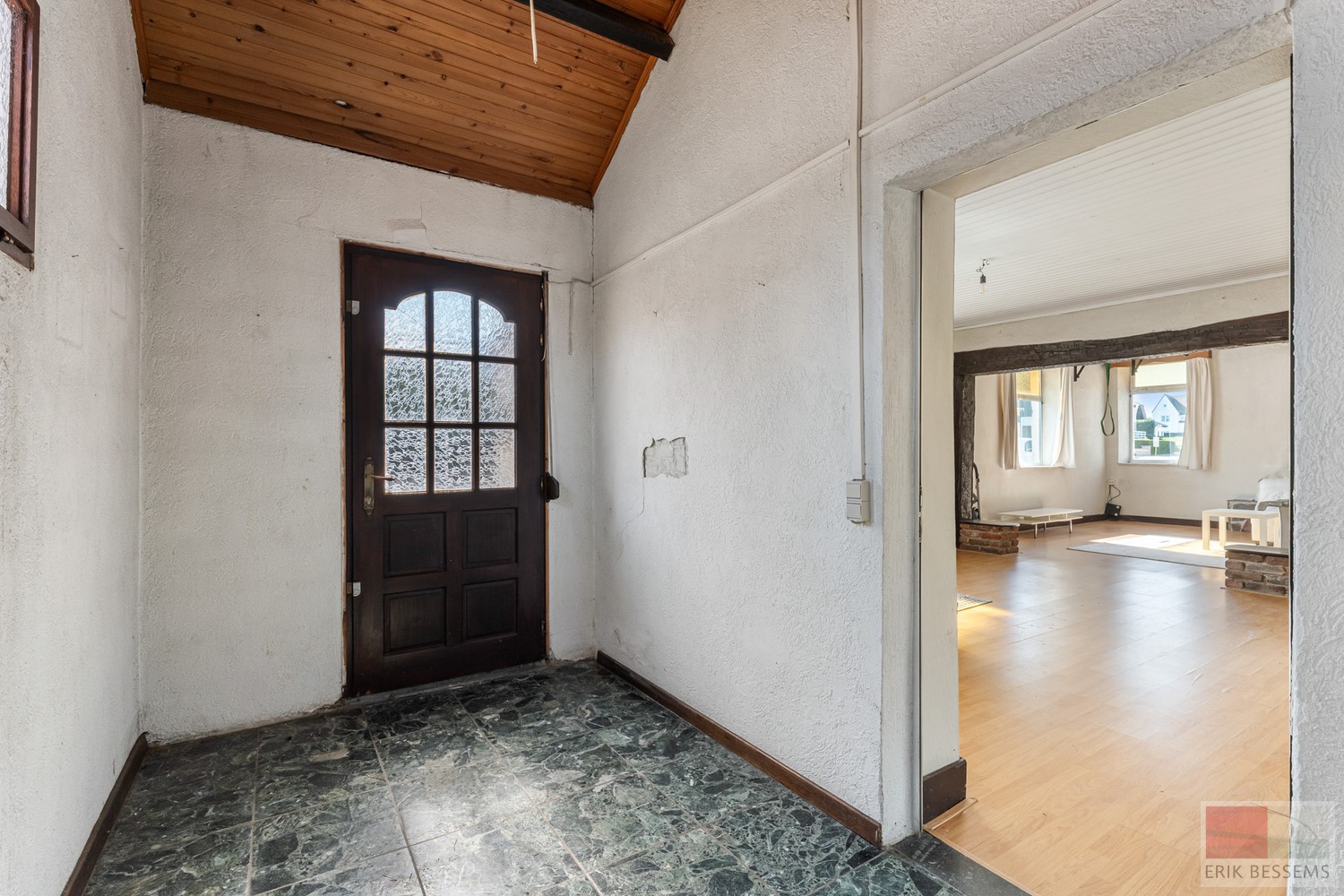 Charmante renovatiewoning met authentieke details en karaktervolle gevel. - photo 2