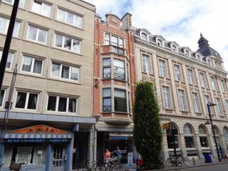 Très bel appartement meublé d'une chambre à coucher dans le centre de Louvain ! Comprend un bel espace de vie avec une cuisine ouverte installée et un accès à une belle terrasse ensoleillée, une salle de bain séparée avec lavabo, toilette et douche et à l'arrière une chambre séparée spacieuse avec des placards intégrés ! Idéal pour un jeune couple ou une personne seule ! A proximité immédiate de la gare et du centre ville de Louvain ! Disponible à partir du 1/12/2025 ! Pour les personnes qui prennent des décisions rapides ! Pas de charges communes ; tous les services publics sont individuels.