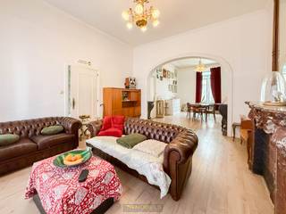 <strong>KARAKTERVOL HERENHUIS</strong> met <strong>GROOT BRUIKBAAR OPPERVLAK (283M²)</strong> en <strong>STADSTUIN</strong> in hartje Ronse. Deze charmante eigendom combineert <strong>AUTHENTIEKE ELEMENTEN MET EEN ZEE AAN RUIMTE</strong>, ideaal voor gezinnen of wie <strong>WONEN EN WERKEN</strong> wil combineren. Bij binnenkomst onthult de majestueuze inkomhal <strong>HOGE PLAFONDS</strong> en originele details die meteen indruk maken. De lichtrijke leefruimte sluit naadloos aan op een aparte, volledig ingerichte keuken <strong>MET ONTBIJTHOEK</strong>. Boven zijn <strong>ER VIER VOLWAARDIGE SLAAPKAMERS, EEN PRAKTISCHE DRESSING, BUREAURUIMTE</strong> en verzorgde badkamer met ligbad. De ruime zolder biedt <strong>UITBREIDINGSPOTENTIEEL VOOR EXTRA KAMER(S)</strong>. Bovendien is er voldoende bergruimte door de <strong>GROTE KELDER (65M²).</strong> Gelegen op een perceel van <strong>230 M² MET EPC-LABEL D (GEEN RENOVATIEVERPLICHTING) EN ASBESTVEILIG</strong>. Op wandelafstand van de Grote Markt, station en winkels, dit herenhuis verenigt <strong>RUIMTE, STIJL EN EEN TOPLIGGING IN HET BRUISENDE CENTRUM VAN RONSE.</strong><br /><br />Adres: Zuidstraat 36 te Ronse<br /><br />Geen renovatieplicht, P-score: A, G-score: A