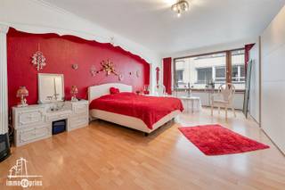 In de Ankerstraat, centraal gelegen in het stadscentrum van Sint-Niklaas bevindt zich dit gelijkvloers handelspand met daarboven een duplex appartement met twee slaapkamers.Het handelspand geniet van een goede zichtbaarheid en vlotte bereikbaarheid, wat het geschikt maakt voor diverse commerciële activiteiten.Het appartement is momenteel verhuurd, wat zorgt voor een stabiele en onmiddellijke huuropbrengst. Deze eigendom vormt daardoor een interessante opportuniteit voor investeerders die op zoek zijn naar een combinatie van commercieel vastgoed met rendement.Een praktische vastgoedinvestering op een centrale ligging in de stad.