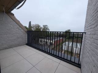 Dit nieuwbouwappartement maakt deel uit van een kleinschalige residentie in centrum Nazareth. Dankzij de centrale ligging bevindt u zich op wandelafstand van het station, winkels en andere voorzieningen. Bovendien is er een vlotte verbinding naar belangrijke invalswegen. <br /><br />Dit appartement gelegen op de tweede verdieping omvat: inkomhal met gastentoilet, lichtrijke leefruimte met open, ingerichte keuken voorzien van hoogwaardige toestellen en die toegang biedt tot terras (6,21m²), berging, badkamer met inloopdouche en dubbel lavabomeubel en 2 slaapkamers. Bij dit appartement hoort een autostaanplaats.<br /><br />Troeven:
<ul>
	<li>Nieuwbouw met energiezuinige voorzieningen (zonnepanelen, warmtepomp, ventilatiesysteem, ...)</li>
	<li>Moderne afwerking en kwalitatieve materialen</li>
	<li>Centrale en vlot bereikbare ligging</li>
	<li>Autostaanplaats</li>
</ul>
De gemeenschappelijke lasten bedragen € 90/ maand.<br /><br />Beschikbaar: 01/07/2026<br /><br />Interesse? Neem gerust contact op voor meer informatie of om tijdig uw bezoek in te plannen.