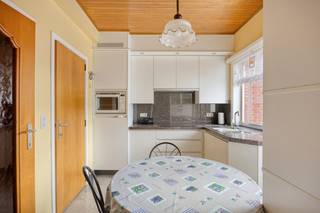 Op zoek naar een woning met vier slaapkamers, een aangename tuin en een praktische achteruitweg?<br />Deze woning combineert een rustige ligging met een functionele indeling en verschillende mogelijkheden.<br /><br />Via de inkomhal met ingebouwde vestiaire kom je binnen in de woning.<br />De hal geeft toegang tot de gezellige living en verder kan je de keuken vinden.<br />Op het gelijkvloers bevindt zich eveneens de badkamer, voorzien van een lavabomeubel, inloopdouche en toilet.<br />De ingerichte keuken staat rechtstreeks in verbinding met de tuin. Hier beschik je over een terras en een aanpalende stalberging.<br />Achteraan de tuin is er een toegangspoortje, waardoor je beschikt over <strong>een handige achteruitweg</strong>.<br /><br />Op de eerste verdieping zijn er <strong>drie ruime slaapkamers</strong>.<br />De vaste trap brengt je vervolgens naar de zolderverdieping.<br />Deze ruimte biedt heel wat mogelijkheden en kan naar eigen behoefte ingericht worden als <strong>vierde slaapkamer</strong>, bureau, hobbyruimte of extra bergruimte.<br /><br />Bron bewoonbare oppervlakte: EPC-certificaat.<br />Renovatieverplichting residentiële gebouwen van toepassing. Meer info: https://www.vlaanderen.be/een-huis-of-appartement-kopen/renovatieverplichting-voor-residentiele-gebouwen<br /><br />De rustige ligging vlak bij de Schelde vormt een mooie extra troef. In de omgeving kan je genieten van verschillende wandel- en fietsroutes langs het water en door het groen.<br />Benieuwd naar deze goed onderhouden woning? Contacteer ons voor meer informatie of plan een bezoek ter plaatse.<br />Ben je ook van plan jouw eigendom te verkopen? Maak een afspraak voor een gratis schatting, wij maken er samen een succesverhaal van!<br /> 