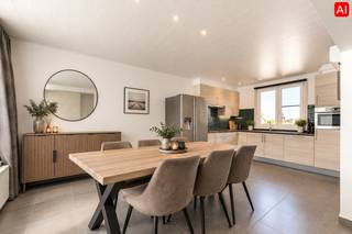 De prijs bedraagt een STARTPRIJS.<br /><br />Dit RUIM APPARTEMENT is gelegen in hartje Tielt met name in de Bruggestraat 31/2 met een bewoonbare oppervlakte van maar liefst 104 m², op wandelafstand van winkels, bakker, slager, openbaar vervoer, enz...<br /><br />PLUSPUNTEN:<br />* CENTRALE LIGGING <br />* INSTAPKLAAR | TOTAALRENOVATIE 2010<br />* GEEN SYNDIC <br />* ASBESTVEILIG<br />* GEEN RENOVATIEPLICHT | LABEL C<br />* CONFORME ELEKTRISCHE KEURING TOT 2037<br />* CENTRALE VERWARMING HR KETEL | AIRCO <br /><br />INTERIEUR:<br />Het appartement is toegankelijk via de trap en beschikt niet over een lift. U komt binnen via de inkomhal met apart toilet en toegang tot de lichtrijke leefruimte (28,50 m²) met zit- en eethoek met aansluitend de open ingerichte keuken 7 m² (kookplaat | dampkap | kookplaat | spoelbak | frigo | oven | vaatwasser). Verder is er nog de ruime ingerichte badkamer (ligbad | douche | dubbele lavabo met meubel) en een praktische berging (3,00 m²).<br />Het verdiep omvat 2 slaapkamers (14,00 m² | 14,50 m²) en een bergruimte/technische ruimte (4 m²).<br />Tot slot beschikt het appartement ook nog over een zeer ruime en droge kelder ideaal voor extra stockage.<br /><br />EXTERIEUR:<br />De eigendom is voorzien van een gezellige koer (gemeenschappelijk). In de straat en op wandelafstand is er voldoende parkeergelegenheid met bewonerskaart.