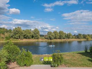 <strong>VAKANTIEWONING (NUMMER 10) AAN DE MAAS IN ALDENEIK.<br /></strong><br /><strong>EIGEN GEBRUIK OF GEGARANDEERD RENDEMENT VAN 5,5%</strong><br />Als koper heeft u de keuze om de vakantiewoning volledig voor eigen gebruik aan te wenden of te kiezen om deze te verhuren. Voor de verhuur werken we samen met een parkbeheerder die u als investeerder volledig ontzorgt. <br />U heeft hierbij de keuze uit 2 rendementsvormen:<br />- Een gegarandeerd rendement van 5,50% gedurende 15j<br />- Een vrij rendement op basis van de werkelijke huurinkomsten. <br /><br /><strong>VOLLEDIGE ONTZORGING ALS INVESTEERDER</strong><br />Als u opteert voor de verhuur, wordt u als investeerder volledig ontzorgd. De parkbeheerder staat in voor o.a.:<br />- verzorgen van de boekingen<br />- ontzorging in de verhuur<br />- in- en uitcheck<br />- eindschoonmaak<br />- vezorgen bedlinnen<br />- handdoekenservice<br />- beheer en onderhoud van het park<br />- ...<br /><br /><strong>INVESTERINGSTROEVEN</strong><br />- top-ligging aan de oevers van de maas<br />- uniek vastgoedobject<br />- btw is recupereerbaar ingeval van vakantieverhuur <br />- mogelijkheid tot eigen gebruik van de vakantiewoning<br /><br /><strong>LIGGING</strong><br />Dit Boutique vakantiepark is gelegen aan de Leeuwerikstraat in het pittoreske Maaslands dorpje Aldeneik. Het park omvat slechts 20 luxe en unieke vakantiewoningen en 1 conciërgewoning. Prachtig én uniek gelegen, pal aan de Maasoever … Dat je hier geniet van een optimale en vooral uiterst rustige ligging is “the least we can say!” Je hebt hier een fantastisch uitzicht op de Maas, veel wandel- en fietsmogelijkheden en een uitgebreid horeca aanbod in de buurt.<br /><br /><strong>HET PROJECT</strong><br />Het project omvat 20 vakantiewoningen met een oppervlakte tot 72m², allen voorzien van een mooi privatief terras en/of tuin. De vakantiewoningen genieten bijna allemaal van een uniek zicht op de Maas en worden onderverdeeld in 7 water-, 10 schakel- & 3 schuurwoningen met elk hun eigen charmes. In de voormalige boerderij wordt 1 conciërgewoning voorzien op de 1ste & 2de verdieping. Het gelijkvloers zal fungeren als een polyvalente ruimte met gemeenschapsfunctie. Jouw wagen parkeren kan op de privatieve, afgesloten parkeerplaatsen.<br /><br /><strong>PRIJZEN & MEER INFO</strong><br />Wil je investeren in het ultieme vakantiegevoel van anderen én van jezelf? Een overzicht van de prijzen en beschikbaarheid kan je raadplegen op onze website www.n78vastgoed.be. Of neem even contact met ons op en wij sturen je met plezier een overzicht van de prijzen mét de berekening van de bijkomende aankoopkosten. Verkoop in het BTW-stelsel (21% BTW op de constructiewaarde en 12% registratierechten op de grondwaarde).<br /><br />Bekijk je deze advertentie via een aanverwante vastgoedsite, surf dan zeker naar onze website www.N78vastgoed.be voor een uitgebreide beschrijving en foto's. Meer info: +32 (0)89 86 18 88 of info@N78vastgoed.be.