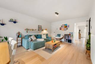 <p><b>Dit appartement bezoeken op zaterdag 24 oktober tussen 10u en 13u? (enkel op afspraak) </b></p>
<p><span>Dit ruime en lichtrijke appartement van ca. 86 m² bevindt zich in de Jan Breydellaan in Sint-Andries, op een centrale locatie nabij het centrum van Brugge. Openbaar vervoer, het station van Brugge, scholen, winkels en tal van andere voorzieningen bevinden zich op korte afstand, wat zorgt voor een uitstekende bereikbaarheid.</span></p>
<p><span>Het appartement maakt deel uit van een kleinschalige residentie met slechts drie entiteiten en is gelegen op de eerste verdieping. Via de inkomhal en een stijlvolle glazen deur kom je terecht in de aangename leefruimte, met een gezellige zit- en eetplaats. Dankzij de grote raampartijen geniet deze ruimte van een overvloed aan natuurlijk licht en een aangenaam ruimtelijk gevoel. Aansluitend bevindt zich de open, ingerichte keuken, die mooi aansluit op de leefruimte.</span></p>
<p><span>Verder beschikt het appartement over twee volwaardige slaapkamers, waarvan één met rechtstreekse toegang tot het terras. De badkamer is uitgerust met een inloopdouche, een dubbele wastafel en een aansluiting voor de wasmachine. Daarnaast beschikt het appartement over een apart gastentoilet en een praktische berging.</span></p>
<p><span>Een extra troef is de inbegrepen garagebox, <span>ideaal voor wie comfortabel wil parkeren en extra bergruimte kan gebruiken.</span>.<br />Het appartement is ideaal als eigen bewoning of als investering.<br /></span></p>
<p><span>Er zijn geen maatregelen gevonden op dit kadastraal perceel volgens onze opvraging bij het Maatregelenregister. </span></p>
<p><b>Interesse in dit appartement?</b></p>
<p><span>Contacteer Beau via beau@waeyler.be of op 0470 54 16 27. </span></p>
