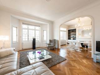 Ideally located near the Cinquantenaire Park and the European Quarter, in an Art Deco-style building listed as part of Brussels' architectural heritage, this furnished two-bedroom apartment offers a gross floor area (EPC) of ± 173 m².<br /><br />Located on the 4th floor of the French Pavilions, the apartment opens onto an entrance hall and leads to the living areas, which include an oak library or TV lounge, a dining room with a built-in bookcase and decorative fireplace, and an adjoining living room. A fully equipped kitchen with a breakfast nook completes the space. The sleeping area consists of a master bedroom with a built-in dressing room and private bathroom, and a second bedroom with a shower room and dressing room.<br /><br />Other: Possibility of a company lease, oak parquet flooring, separate laundry room, cellar, video intercom, electric shutters, alarm, security door, utilities of €300 including private water and heating, and the possibility of renting a parking space nearby. EPC: D-<br /><br />The Cinquantenaire district is a pleasant, green neighborhood not far from the park. Ideally located, it offers easy access to public transportation and is close to shops and various restaurants.<br /><br />For further information, please contact Laurence Ballaux at +32 (0)2 640 08 01.