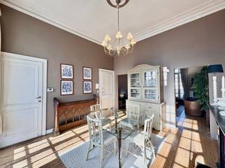 Vlakbij het nieuwe justitiepaleis, in het bruisende stadscentrum, bevindt zich dit volledig gemeubeld duplex-appartement. Het appartement is ondergebracht in een herenhuis en strekt zich uit over twee verdiepingen.<br /><br />Op het eerste niveau geniet u van een lichtrijke leefruimte met eetplaats en gezellig salon. De volledig vernieuwde, moderne keuken is uitgerust met alle hedendaagse toestellen en biedt optimaal comfort. Aansluitend aan de leefruimte bevindt zich zonder twijfel dé absolute troef van dit appartement: een magnifiek, ruim terras.<br /><br />Op de bovenverdieping vindt u twee ruime slaapkamers en een badkamer met douche en toilet. Alle comfort is aanwezig, inclusief wasmachine en droogkast.<br /><br />Huurprijs: €1.200,00/ maand (geen algemene kosten)<br />Nutsvoorzieningen: individueel (gas, elektriciteit, internet en tv)<br />Beschikbaar: onmiddellijk<br /><br />Voor meer informatie of een bezoek ter plaatse, kan u ons contacteren via 03 203 02 02 of immo@sidimex.be