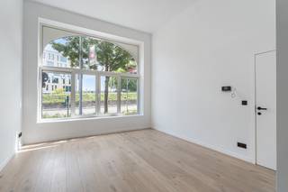 Dit appartement onderging een totaalrenovatie! Het bestaande gebouw werd teruggebracht tot op zijn ruwbouw en werd volledig afgewerkt met kwalitatieve en hoogstaande materialen, met smaak en oog voor detail! De hoge plafonds zorgen voor een enorm ruimtelijk gevoel!<br /><br />Bestaande uit een lichtrijke leefruimte met een plafondhoogte van 4m, een volledig uitgeruste keuken, een hal met een apart toilet, een slaapkamer met aansluitend een terras en een badkamer. Het appartement beschikt over een extra bergruimte in de gang en een ruime kelder in de ondergrond.<br /><br />Eerste bewoning! Verkoop onder registratierechten! EPC B-label! Elektriciteit conform! Asbestveilig! Niet-overstromingsgevoelig!<br /><br />Indien u dit uitzonderlijke appartement graag bezoekt dan kan u mij steeds bereiken via arnaut@immojanstas.be of 0495292080.<br /><br />Bijkomende info (EPC, bodemattest, elektriciteitsattest, enz...) kan U hier downloaden ↓