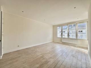 Wilt u wonen in het historisch gedeelde van onze prachtige Stad Antwerpen? <br />Dan is dit appartement echt iets voor u! <br /><br />Een leuk, lichtrijk appartement met 1 slaapkamer. Gelegen nabij de Meir, Groenplaats, openbaar vervoer, winkels, restaurants en nog veel meer!<br /><br />Het appartement, gelegen op de 4de verdieping beschikt over een mooie leefruimte met open geïnstalleerde keuken. Verder vindt u een gezellige slaapkamer met ligbad en aansluitend de badkamer.<br /><br />Via de trap naar boven bereikt u de lichtrijke slaapruimte.<br /><br />Huurprijs €995-/maand + gemeenschappelijke provisie kosten €150,-/ maand.<br /><br />Nutsvoorzieningen zijn individueel. <br /><br />Onmiddellijk beschikbaar!<br /><br />Maak snel een afspraak voor een bezoek ter plaatse!<br />U kan ons contacteren op 03 203 02 02 of immo@sidimex.be