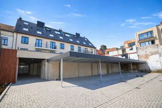 Pal in het centrum gelegen casco handelszaak. <br />Op wandelafstand van de Grote Markt vindt u 2 handelsruimtes, in te richten volgens eigen keuze en smaak. <br />Mogelijke verhuurprijs = €30.000/jaar én mogelijkheid voor overdekte staanplaats (carport) aan te kopen aan €25.000.<br />Onmiddellijk beschikbaar.<br />Info en/of bezoek via guido@immobeguin.be