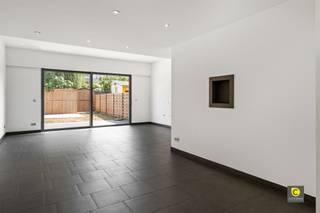 <h3><span>Instapklare 3slpk woning met zuidgerichte tuin op private woonerf te Hoboken</span></h3><p><span>Deze recente en instapklare woning, gebouwd in 2008, bevindt zich op een afgesloten en kindvriendelijk woonerf in het hart van Hoboken. Dankzij de uitstekende ligging bevinden scholen, winkels, openbaar vervoer en sportfaciliteiten zich allemaal op wandelafstand, waardoor dit de ideale plek is voor wie comfortabel en rustig wil wonen met alles binnen handbereik.</span></p><p><span>Indeling:</span></p><p><span>Bij het betreden van de woning komt u terecht in een verzorgde inkomhal met een apart gastentoilet met handenwasser en een ingemaakte vestiairekast. Aansluitend bevindt zich een praktische berging, uitgerust met de technische installaties, aansluitingen voor wasmachine en droogkast, en extra opbergruimte ideaal voor wie houdt van orde en functionaliteit.</span></p><p><span>De lichte en gezellige leefruimte geniet van een overvloed aan natuurlijk daglicht dankzij de grote raampartijen en biedt een mooi zicht op de tuin. Aansluitend ligt de volledig ingerichte keuken, die voorzien is van alle hedendaagse comfort. U beschikt hier over een koelkast-diepvriescombinatie, een inductiekookplaat met dampkap, een ingebouwde oven en microgolfoven, een spoelbak en een vaatwasser. Deze ruimte vormt het hart van de woning, waar koken en gezellig samenzijn hand in hand gaan.</span></p><p><span>Op de eerste verdieping bevinden zich twee volwaardige slaapkamers, telkens met voldoende lichtinval en ruimte. De stijlvolle badkamer is uitgerust met een dubbel badkamermeubel, toilet, ligbad en inloopdouche, wat zorgt voor een gevoel van pure ontspanning. De tweede verdieping herbergt nog een ruime derde slaapkamer, die zich perfect leent als masterbedroom, bureau of hobbyruimte.</span></p><p><span>De zuidgerichte tuin werd in 2025 volledig opnieuw aangelegd en vormt een heerlijke plek om tot rust te komen. Dankzij de gunstige oriëntatie geniet u hier de hele dag door van zon en privacy ideaal voor wie houdt van buitenleven in de stad.</span></p><p><span>Tot slot beschikt de woning over een overdekte staanplaats met aansluitend een private, afgesloten berging, wat extra comfort en veiligheid biedt.</span></p><h4><span>Extra troeven:</span></h4><ul><li><span>Bouwjaar 2008</span></li><li><span>Gunstige EPC-label B</span></li><li><span>Elektrische rolluiken en vliegenramen</span></li><li><span>Nieuwe HR-ketel (2023)</span></li><li><span>Mobiscore 8,8</span></li><li><span>Zuidgerichte tuin, volledig aangelegd in 2025</span></li></ul><p><span>Kortom, deze recente en perfect onderhouden woning combineert comfort, ligging en kwaliteit tot een harmonieus geheel ideaal voor wie op zoek is naar een instapklare thuis in een rustige en groene omgeving in Hoboken.</span></p>