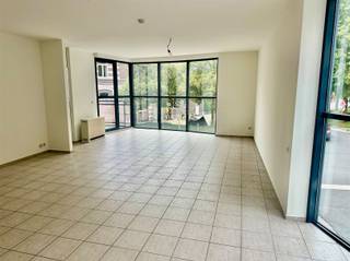 <p>Ben je op zoek naar een instapklaar appartement voor een periode van 1 jaar ?</p><p>Dit appartement bestaat uit een woonkamer, keuken, een ruime berging/wasplaats, 1 slaapkamer, badkamer met ligbad, lavabo en een apart toilet. <br />In de gang van de woonkamer naar de badkamer is een handige kastenwand voorzien.</p><p>Het appartement beschikt bovendien ook over een terras en een kelder berging. <br />De gemeenschappelijke kosten bedragen €50/maand.</p><p>Interesse?<br />Vraag uw bezoek aan via onze website www.immodhondt.be </p>