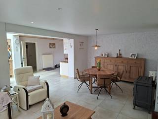 Deze instapklare vrijstaande woning in het hart van Aartrijke combineert comfort, ruimte en praktische troeven die je vandaag nog zelden vindt. Dankzij recente vernieuwingen en meerdere bijgebouwen is dit een ideale thuis voor wie houdt van rust, privacy en mogelijkheden.<br /><br />Recent vernieuwd & direct bewoonbaar<br /><br />De woning kreeg recent een nieuwe vloer en nieuw plafond in de living, keuken en veranda. Alles voelt fris, licht en verzorgd aan.<br />De hogerendements gasketel zorgt voor een energiezuinige verwarming, en er is geen verbouwverplichting — gewoon verhuizen en genieten.<br /><br />Ruime indeling met 3 slaapkamers<br /><br />De woning beschikt over 3 slaapkamers, ideaal voor een gezin of wie graag extra ruimte heeft voor bureau of hobby.<br />Er is een toilet boven en beneden.<br /><br />Handige extra’s die het verschil maken<br /><br />Waterdichte kelder van 4 × 2 m<br />Schoorsteen aanwezig voor wie graag een houtkachel plaatst<br />Regenput voor duurzaam watergebruik<br />Drijfkracht aanwezig<br />Gewelven voor de verdiepen<br />Rolluiken in elke ruimte, zonnewering in veranda<br /><br />Unieke buitenruimte & bijgebouwen<br />Achteraan het perceel vind je een indrukwekkend pakket aan extra ruimte:<br /><br />Carport van 4,5 × 7 m met rechtstreekse uitweg naar de Ossebilkstraat<br />Werkplaats van 12 × 5 m met garagepoort — ideaal voor zelfstandigen, hobbyisten of opslag<br />Bijgebouw van 8,5 × 5 m voor extra stockage, atelier of creatieve invulling<br />Serre<br /><br />Grote, mooie tuin met tal van mogelijkheden: speelruimte, moestuin, dieren, ontspanning…<br /><br />De combinatie van wooncomfort, grote tuin en uitzonderlijk veel bijgebouwen maakt dit een woning die je niet vaak tegenkomt in Aartrijke.