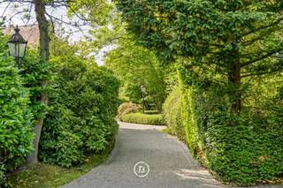 Deze prachtige villa, gebouwd in 1907 onder het toeziend oog van Fernand Bodson, is gelegen aan de rand van Ukkel en Sint-Genesius-Rode. Het...