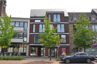 Welkom bij deze unieke kans om uw bedrijf te vestigen in het bruisende centrum van Zwijndrecht.Gelegen in een levendige buurt met een mix van...