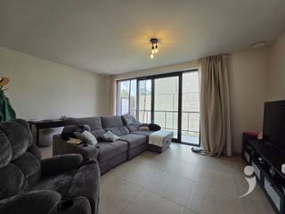 <p><span>Dit appartement in Wilsele met een kwalitatieve afwerking is op zoek naar nieuwe bewoners. Bijzonder aan de woning is dat het gelegen is op de 1e verdieping, maar wel een private ingang heeft. </span></p><p><span>Wanneer je het appartement binnen wandelt, zal je meteen de openheid opmerken dankzij de ruime leefruimte en de vele ramen. De keuken is helemaal afgewerkt en beschikt over de moderne keukenapparatuur zoals grote koelkast, afwasmachine, combi-oven.</span></p><p><span>Het keukeneiland zorgt voor nog extra kastruimte en maakt de connectie met de leefruimte. Extra handig is de ruime bergruimte naast de keuken waar ook de technische installaties te vinden zijn. Hier is ook de aansluiting voor een wasmachine en droogkast.</span></p><p><span>Er zijn 3 slaapkamers in het appartement en een badkamer met een dubbele wastafel en grote inloopdouche.</span></p><p><span> </span></p><p><span>Extra info: De woning is uitgerust met ventilatie type D en vloerverwarming.</span></p><p><span>Het appartement is bereikbaar via de private inkom met trap. Er kan geen gebruik gemaakt worden van een lift.</span></p><p><span>Bij het appartement hoort 1 staanplaats met laadpaal. En nog: het appartement telt enkele individuele zonnepanelen.</span></p><p><span> </span></p><p><span>Interesse? Contacteer ons via <span>info@immolivit.be</span></span><span> of 0470 55 64 24.</span></p><p><span> </span></p>