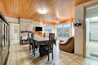 <span><span>Deze ruime gesloten woning, gelegen in het <strong>centrum van Vladslo</strong>, <strong>beschikt</strong> over een voormalige <strong>handelsruimte</strong> die zich perfect leent voor uiteenlopende invullingen, zoals een kapsalon, praktijkruimte, kantoor of voedingswinkel. Wenst u <strong>meer woonruimte</strong>? Dan kan deze ruimte, mits de nodige aanpassingen, ook perfect geïntegreerd worden in de woning.<br /><br />De voormalige handelsruimte biedt bovendien toegang tot een <strong>praktische kelder en een inpandige garage.</strong><br />Het woongedeelte start in de gezellige woonkamer, die aansluit op de keuken en de trap naar de eerste verdieping. Via de keuken bereikt u de wasplaats, het apart toilet, de badkamer en een handige berging. Daarnaast biedt de keuken ook toegang tot een <strong>praktische opbergzolder</strong>.<br />Op de eerste verdieping bevinden zich <strong>drie zeer ruime slaapkamers</strong>. Verder beschikt de woning over een uitzonderlijk <strong>ruime zolder</strong>, die perfect kan worden ingericht als extra slaapkamer, bureau, hobbyruimte of <strong>polyvalente ruimte</strong>.<br />Buiten geniet u van een gezellige koer met tal van bijgebouwen, ideaal als <strong>extra bergruimte</strong>, werkplaats of voor diverse hobby’s.<br />Dankzij de centrale ligging, de ruime indeling en de vele mogelijkheden vormt deze eigendom de ideale basis voor wie op zoek is naar een woning met <strong>extra potentieel</strong>.</span></span>
<div><br /><span><u><span>Troeven:</span></u></span>
<ul>
<li><span><span>Centrale ligging in het centrum van Vladslo;</span></span></li>
<li><span><span>Voormalige handelsruimte met diverse mogelijkheden;</span></span></li>
<li><span><span>Inpandige garage;</span></span></li>
<li><span><span>Praktische kelder;</span></span></li>
<li><span><span>Gezellige koer met tal van bijgebouwen;</span></span></li>
<li><span><span>Drie zeer ruime slaapkamers;</span></span></li>
<li><span><span>Inrichtbare zolder.</span></span></li>
</ul>
<span><span>Wenst u meer info? Of liever een bezichtiging? Neem contact met ons kantoor en we begeleiden u graag verder tijdens een plaatsbezoek. Dit kan op het nummer 051 50 11 51 of per mail via diksmuide@diksimmo.be. </span></span></div>