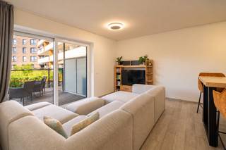 Residentie Stadswaag met zijn leuke en moderne architectuur, is gelegen nabij het Station van Aalter. Dit recente gebouwde project blinkt uit door zijn nieuwe vormgeving, eigentijds materiaalgebruik en oog voor detail. Door zijn centrale ligging heb je werkelijk alles op fiets- en wandelafstand zoals winkels, scholen, leuke restaurantjes, de bibliotheek, de bus en trein. Ook de E40 en N44 bereik je op een handvol minuten. <br />Naast de vele ruimte in het appartement heb je een heel mooi en bruikbaar zonneterras van 24m2 met zicht op de mooie binnentuin. Binnen heb je naast de living met open ingerichte keuken, twee slaapkamers, een badkamer en berging. Parkeren doe je op de ondergrondse staanplaats die inbegrepen is in de prijs.<br />Dit instapklare woonappartement voldoet aan strenge energienormen waardoor je als eigenaar steeds zeker bent van de laagste energiefactuur. Hoogwaardige afwerking en strategisch gelegen in het centrum.<br /><br /><span><strong>Gelijkvloers (90m2 + terras 24m2):</strong></span><br />Inkomhal (4,2m2) - gastentoilet (1,5m2) met lavabo - living (35m2) - open ingerichte keuken met amerikaanse koelkast, warmeluchtoven, keramische kookplaat, vaatwas, dampkap en kasten - berging (2,4m2) met warmtepomp, aansluiting wasmachine en ontkalker - 2 slaapkamers (11m2, 18m2) - badkamer (4,6m2) met inloopdouche, ligbad, meubel met dubbele lavabo en spiegelkast.<br />Zongericht terras (24m2) in hardhout met namiddag- en avondzon + berging<br /><br /><span><strong>INBEGREPEN IN DE PRIJS:</strong></span><br />- Ondergrondse autostaanplaats (nr. 85)<br />- Gemeenschappelijke fietsenberging<br /><br /><span><strong>Algemeen:</strong></span><br />- warmtepomp (lucht/water) met vloerverwarming <strong>(GEEN gas meer)</strong><br />- ontkalker<br />- vloeren in tegelparket<br />- verbruik elektriciteit en verwarming: 85/m<br />- ruim zonneterras met zicht op de mooie binnentuin<br />- lift aanwezig<br />- e-peil: 27<br />- ventilatiesysteem D<br />- Sted. inlichtingen in aanvraag