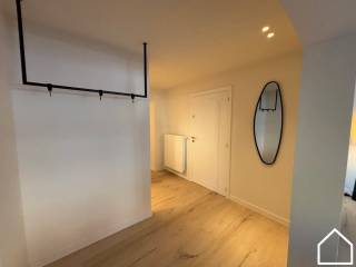 Mooi recent (2024) gerenoveerd en ruim appartement (bewoonbare oppervlakte ±132 m²) met 3 slaapkamers en een zonnig terras. Mogelijkheid tot...