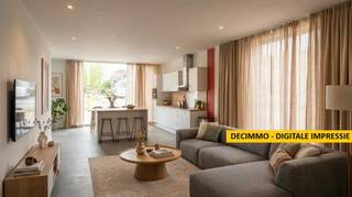 <p>Op <strong>wandelafstand van het centrum van Mol</strong> bevindt zich deze <strong>gelijkvloerse handelsruimte of gelijkvloers appartement</strong> met een <strong>totale oppervlakte van ca. bruto 100 m²</strong>. Dankzij de praktische indeling en centrale ligging vormt dit pand een interessante opportuniteit voor wie op zoek is naar een commerciële ruimte met diverse mogelijkheden.</p>
<p>De handelsruimte omvat momenteel een <strong>winkelruimte van ca. 60 m²</strong>, aangevuld met <strong>drie ruime bergingen</strong> die perfect dienst kunnen doen als stockageruimte. Verder beschikt het pand over een <strong>keukenruimte van ca. 8 m²</strong>, een <strong>badkamer</strong> en een <strong>apart toilet</strong>. Als extra troef is er ook nog een <strong>gemeenschappelijke binnentuin</strong> aanwezig.<br /><br /><strong>Extra voordeel:</strong><span> er is bovendien een </span><strong>bestemmingswijziging mogelijk naar een appartement</strong><span>, wat dit pand ook interessant maakt voor wie op langere termijn een residentiële invulling overweegt. Daarnaast zijn </span><strong>alle binnenmuren uitgevoerd in gyproc</strong><span>, waardoor de </span><strong>indeling zeer eenvoudig aanpasbaar</strong><span> is aan uw noden (commercieel of toekomstig woonconcept).</span></p>
<p><span>Tot en met maart was het pand verhuurd aan </span><strong>€ 1.200 per maand</strong><span>, wat het investeringspotentieel mooi onderstreept. Dit biedt u vandaag een sterke uitgangspositie: u kan het pand opnieuw verhuren om een aantrekkelijk rendement na te streven, of het meteen inzetten voor eigen uitbating</span></p>
<p>Op technisch vlak scoort dit eigendom eveneens goed:</p>
<ul>
<li><strong>EPC-label D</strong>, en voldoet dus nog aan de huidige normen</li>
<li><strong>Volledig asbestveilig</strong></li>
<li><strong>Verwarming op aardgas</strong></li>
<li><strong>Gasketel recent gekeurd</strong></li>
</ul>
<p><span>Kortom, deze handelsruimte combineert een <strong>gunstige ligging</strong>, een functionele basis én </span><strong>flexibele (her)indelings- en gebruiksmogelijkheden</strong><span> — ideaal voor zowel eigen gebruik als investering.</span></p>
