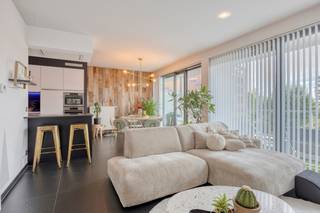 Bent u op zoek naar een modern en instapklaar appartement op een uitstekende locatie in Hasselt? Dit stijlvolle appartement in Residentie Hassaporta, gebouwd in 2012, combineert hedendaags wooncomfort met een uitstekende bereikbaarheid en een bijzonder praktische inrichting.<br /><br />Via de verzorgde gemeenschappelijke inkomhal bereikt u met de lift de eerste verdieping. De moderne architectuur van de residentie, met veel glas en natuurlijke lichtinval, zorgt meteen voor een aangename en eigentijdse uitstraling.<br /><br />Bij het betreden van het appartement komt u in de inkomhal, waar een apart gastentoilet is voorzien. Vanuit de inkomhal bereikt u de ruime en lichtrijke open leefruimte, waarin de keuken, eetplaats en zithoek mooi in elkaar overvloeien.<br /><br />De volledig geïnstalleerde keuken beschikt over een natuurstenen werkblad en een stijlvolle mozaïekafwerking en is uitgerust met onder meer een AEG-inductiekookplaat, microgolfoven, oven en koelkast, aangevuld met een dampkap en een 1,5-spoelbak.<br /><br />Een absolute troef is het aansluitende westgerichte terras van ca. 12 m². Dankzij de gunstige oriëntatie en de ligging over de volledige breedte van de leefruimte kunt u hier heerlijk genieten van de namiddag- en avondzon. Een ideale plek om te ontspannen, een aperitief te drinken of gezellig te tafelen.<br /><br />Het appartement onderscheidt zich bovendien door de uitgebreide maatwerkinrichting en de bijzonder grote hoeveelheid ingebouwde kastruimte. Zowel in de leefruimtes, de inkomhal, de berging als de slaapzone werd maximaal ingezet op praktische opbergruimte. Dit zorgt niet alleen voor een zeer opgeruimd interieur, maar maakt ook optimaal gebruik van de beschikbare oppervlakte.<br /><br />Aansluitend aan de keuken bevindt zich de praktische berging, voorzien van ingebouwde kasten en een schoenenkast, aansluiting voor de wasmachine, de verwarmingsinstallatie en de boiler.<br /><br />Via de nachthal bereikt u de slaapkamer, die eveneens beschikt over ruime ingebouwde kasten en een ingebouwde tv-kast, evenals de aparte dressing. De badkamer is uitgerust met een inloopdouche, een badkamermeubel met dubbele wastafel en bijkomende kastruimte.<br /><br />Bij het appartement hoort bovendien een ondergrondse autostaanplaats en een ruime kelderberging van ca. 6 m², waardoor er ook buiten het appartement voldoende extra opslagruimte beschikbaar is.<br /><br /><em>Uitstekende ligging</em><br />Het appartement bevindt zich in een aantrekkelijke en goed bereikbare buurt, op korte afstand van het centrum van Hasselt. Winkels, horeca, openbaar vervoer en andere dagelijkse voorzieningen bevinden zich in de onmiddellijke omgeving.<br />Dankzij de vlotte verbinding met de belangrijkste invalswegen en de nabijheid van de E313 en E314 geniet u bovendien van een uitstekende bereikbaarheid.<br /><br /><em>Troeven</em><br />+ Moderne residentie uit 2012<br />+ Uitstekende ligging nabij het centrum van Hasselt<br />+ Bewoonbare oppervlakte van ca. 87 m²<br />+ Westgericht terras van ca. 12 m² over de volledige breedte van de leefruimte<br />+ EPC-label A<br />+ Bijzonder veel ingebouwde kasten en maatwerk<br />+ Slaapkamer met ingebouwde kasten en tv-kast<br />+ Aparte dressing<br />+ Ondergrondse autostaanplaats<br />+ Ideaal als eigen bewoning én als investering<br />+ Beschikbaar vanaf 1 augustus 2027<br /><br />Een modern en energiezuinig appartement dat uitblinkt in comfort en praktische inrichting, met bijzonder veel kwalitatief maatwerk, een royaal westgericht terras en een uitstekende ligging nabij het centrum van Hasselt.<br /><br />Voor meer informatie of een bezichtiging, neem contact op met Stephanie Odeurs via 0474 73 64 84 of stephanie@vestio.com.