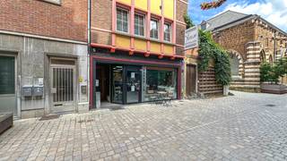 <p>Vernieuwde Kapperszaak op topligging in het Hart van Diest!</p>
<p>Bent u op zoek naar een rendabele investering op een toplocatie? Dan is deze volledig ingerichte en recent vernieuwde kapperszaak, gevestigd in het bruisende centrum van Diest, dé kans die u niet mag missen!</p>
<p>Deze zaak, met een uitstekende reputatie en een vaste klantenkring, is al 15 jaar een gevestigde waarde in de regio. De eigenaar, die graag verder wil huren, biedt u onmiddellijk een betrouwbare huurder.</p>
<p>Met zijn unieke ligging in het centrum van Diest is dit pand een uitstekende investering voor wie op zoek is naar een vastgoedproject met een gegarandeerde huurinkomst.</p>
<p>Grijp deze kans en investeer in een pand met potentieel en zekerheid!</p>
<p> </p>
<p>Pluspunten:</p>
<ul>
<li>Topliging</li>
<li>Vaste waarde</li>
<li>Betrouwbare huurder</li>
<li>Recent vernieuwd</li>
</ul>
<p><br />Voor een bezichtiging ter plaatse of meer info, bel ons op 078/78.78.70, of kom gewoon binnen op ons kantoor, steeds welkom!</p>