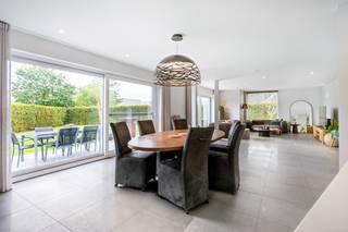 Op een uitstekende locatie in Heist-op-den-Berg bevindt zich deze moderne en bijzonder ruime vrijstaande woning met een bewoonbare oppervlakte van maar liefst 318 m² op een mooi perceel van 1.006 m². De woning combineert hedendaags wooncomfort met uitzonderlijk veel ruimte en een uitstekende energieprestatie. Dankzij de geothermische warmtepomp, zonnepanelen en het EPC-label A geniet u hier bovendien van een energiezuinige en duurzame woning.<br /><br />Benieuwd naar de virtuele rondleiding: KLIK HIER<br /><br />Via de ruime inkomhal, voorzien van een vestiaire en gastentoilet, betreden we de woning. Op het gelijkvloers bevindt zich een zeer ruime slaapkamer van 22 m². Deze kamer kan uiteraard als volwaardige slaapkamer worden gebruikt, maar is dankzij de praktische ligging ook perfect geschikt als bureau, praktijkruimte of ruimte voor een zelfstandige activiteit. Dit maakt de woning bijzonder interessant voor wie wonen en werken wil combineren.<br />Verder vinden we op het gelijkvloers een moderne keuken, voorzien van de voornaamste toestellen. Deze sluit mooi aan op de zeer ruime woon- en eetkamer. Dankzij de grote raampartijen geniet deze leefruimte van een bijzonder aangename natuurlijke lichtinval en een open en lichtrijk karakter.<br />Daarnaast beschikt de woning op het gelijkvloers over een praktische doucheruimte en een uitzonderlijk ruime garage van maar liefst 44 m². Deze biedt voldoende plaats voor meerdere wagens, fietsen en extra bergruimte.<br /><br />Op de eerste verdieping bevinden zich drie zeer ruime slaapkamers van respectievelijk 24 m², 22 m² en 20 m². De royale overloop biedt bovendien voldoende ruimte om een bureau, gamehoek of extra zithoek in te richten.<br />De moderne badkamer is uitgerust met een ruime inloopdouche, ligbad en dubbele lavabo. Dankzij de royale afmetingen en praktische indeling biedt deze badkamer alle comfort voor het hele gezin.<br /><br />Buiten beschikt de woning over een ruime oprit met plaats voor maar liefst drie wagens. Het perceel van 1.006 m² biedt bovendien volop mogelijkheden om in alle rust van de buitenruimte te genieten.<br /><br />De elektriciteitsinstallatie is bovendien volledig conform.<br /><br />Deze woning is dan ook ideaal voor wie op zoek is naar een ruime, moderne en energiezuinige gezinswoning met royale leefruimtes, vier volwaardige slaapkamers én de mogelijkheid om wonen en werken op een aangename manier te combineren.<br /><br />Contacteer ons voor meer informatie via info@boonstravastgoed.be of 0473/ 27 88 57.<br /><br />Bijzonderheden:<br />EPC-label A<br />4 zeer ruime slaapkamers<br />Mogelijkheid tot bureau, praktijkruimte of zelfstandige activiteit<br /><br /> 