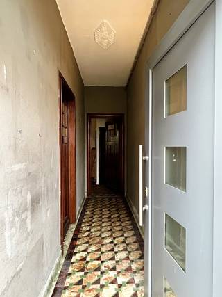 Deze halfopen bebouwing biedt tal van mogelijkheden voor wie op zoek is naar een renovatieproject op een gunstige ligging.<br />Bij het betreden van de woning komt u in de inkomhal, die toegang biedt tot de open woon- en eetkamer. Aansluitend bevindt zich de keuken. Verder beschikt de woning over een achterliggende bergruimte en een praktische kelderverdieping.<br />Op de eerste verdieping bevinden zich twee grote slaapkamers. Via een vaste trap bereikt u de tweede verdieping, waar zich nog een ruime zolder bevindt die mogelijkheden biedt tot het creëren van extra kamers of een hobbyruimte.<br />Ruime tuin.<br />Deze woning dient volledig te worden gerenoveerd maar vormt hierdoor de ideale opportuniteit voor wie zijn eigen woonproject volledig naar smaak wilt realiseren.<br />Een absolute troef is de ligging: rustig en toch centraal in Bierbeek, met vlotte verbindingen naar Leuven en omliggende gemeenten, nabij winkels, scholen en openbaar vervoer. Een eigendom met potentieel op een gegeerde locatie.<br />Mogelijkheid tot plaatsen van carport of garage (mits aanvraag omgevingsvergunning).